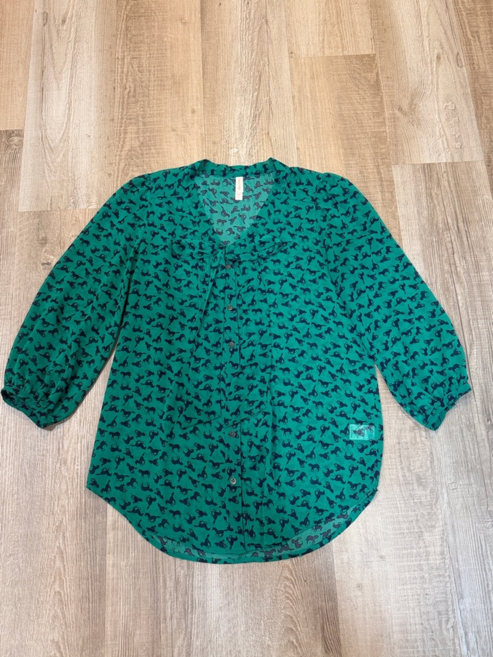 Xhiliration Green and Navy Horse Patterned V-Neck Women's Flowy Blouse, Small